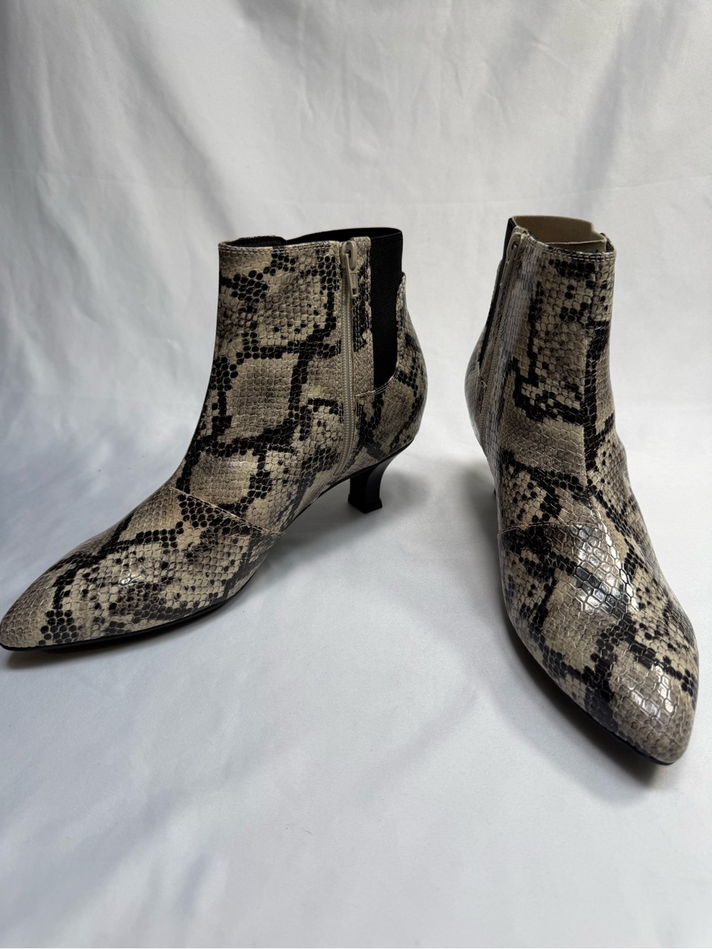 NEW Clarks Women's Kepley Erin Fashion Boot, Grey Snake Print Ankle Bootie Sz 8W